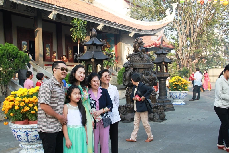 Dòng người thành kính đi lễ chùa đầu năm Bính Thân ảnh 8